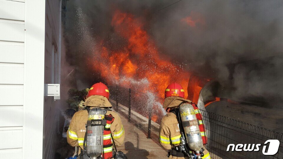 본문 이미지 - 9일 오후 3시20분께 경기도 고양시 일산서구의 한 장난감 창고에서 불이 났다. (사진제공=일산소방서)ⓒ News1