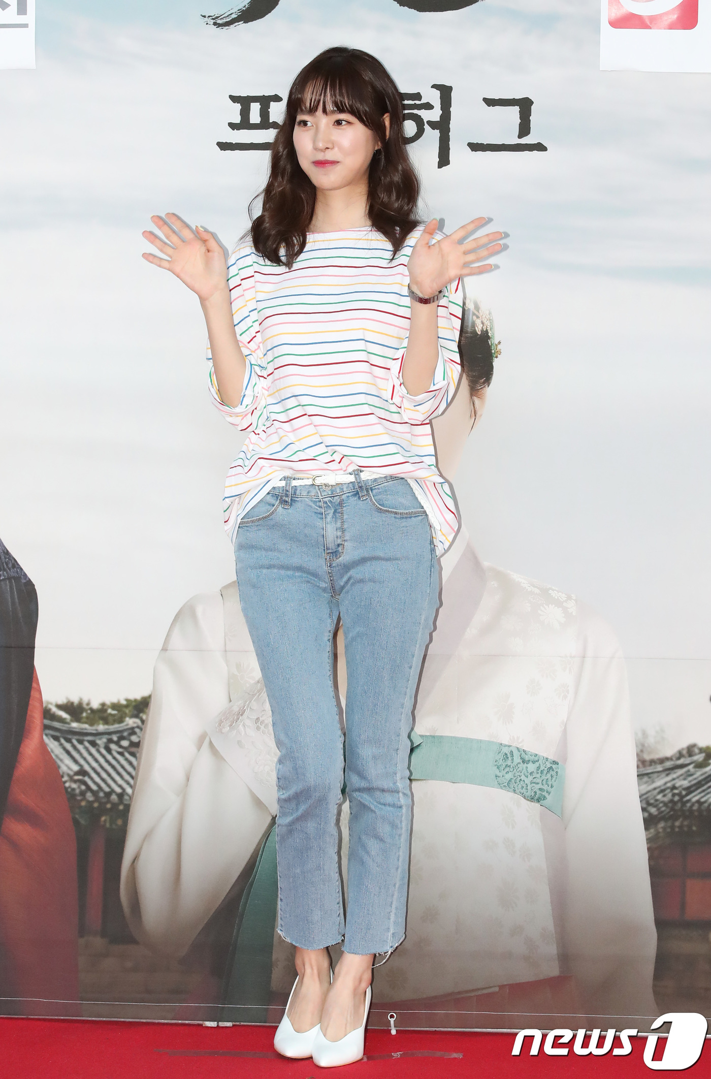 (서울=뉴스1) 권현진 기자 = 배우 진세연이 9일 오후 서울 광화문역에서 열린 TV 조선 드라마 ‘대군-사랑을 그리다’ 시청률 공약 프리허그 행사에 참석해 포즈를 취하고 있다.' …