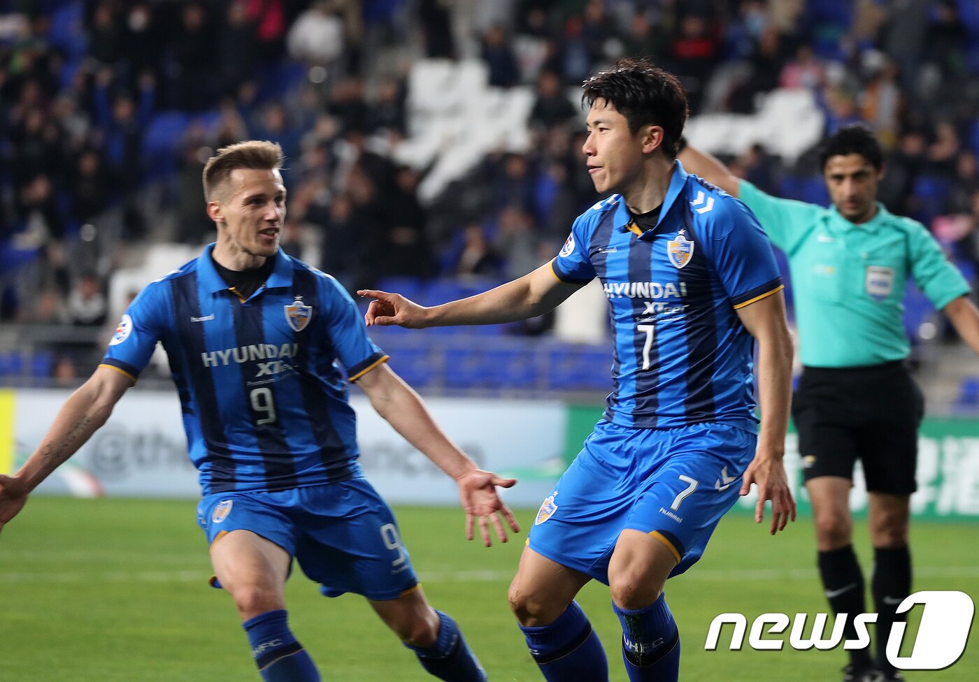 본문 이미지 - 9일 울산 문수월드컵경기장에서 열린 아시아축구연맹 챔피언스리그(ACL) 16강 1차전 울산현대와 수원삼성 블루윙즈의 경기 후반 울산 김인성이 선제골을 넣고 동료들과 기뻐하고 있다. 2018.5.9/뉴스1 ⓒ News1 이윤기 기자