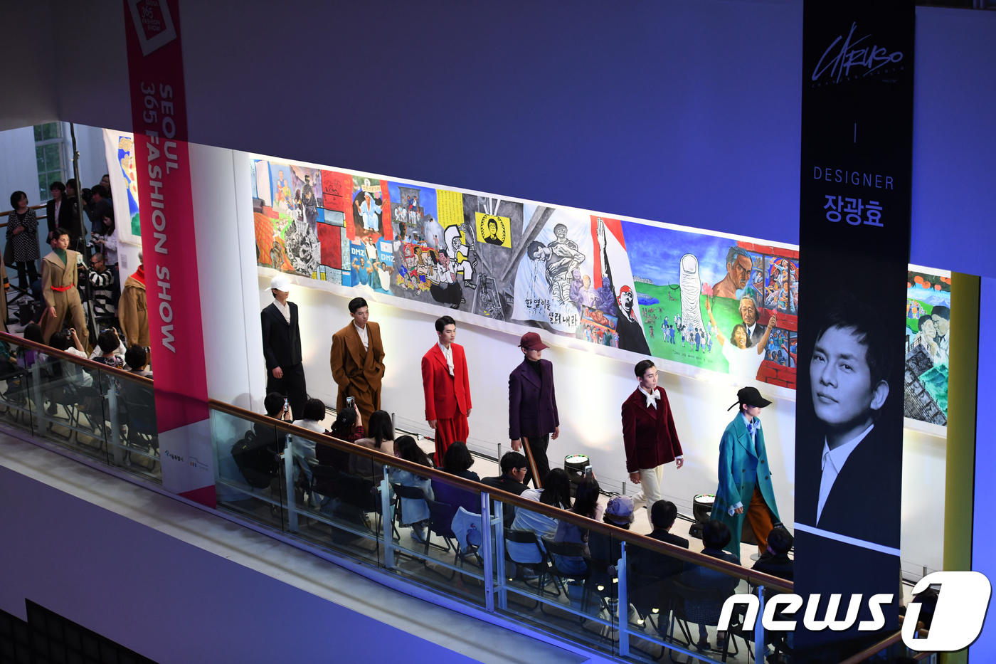 (서울=뉴스1) = 9일 서울 중구 서울시립미술관에서 열린 '서울365-서울시립미술관 패션쇼'에서 모델들이 워킹을 하고 있다.이번 패션쇼는 장광효 디자이너가 연암 박지원의 '열하일 …