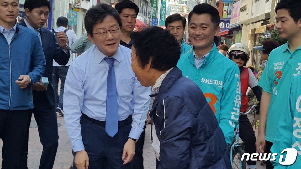 본문 이미지 - 유승민 바른미래당 공동대표가 1일 오전 경남 진주시 중앙시장에서 김유근 경남도지사 후보와 함께 유세에 나서 시민들에게 인사하고 있다. 2018.6.1/뉴스1 ⓒ News1 이경구 기자