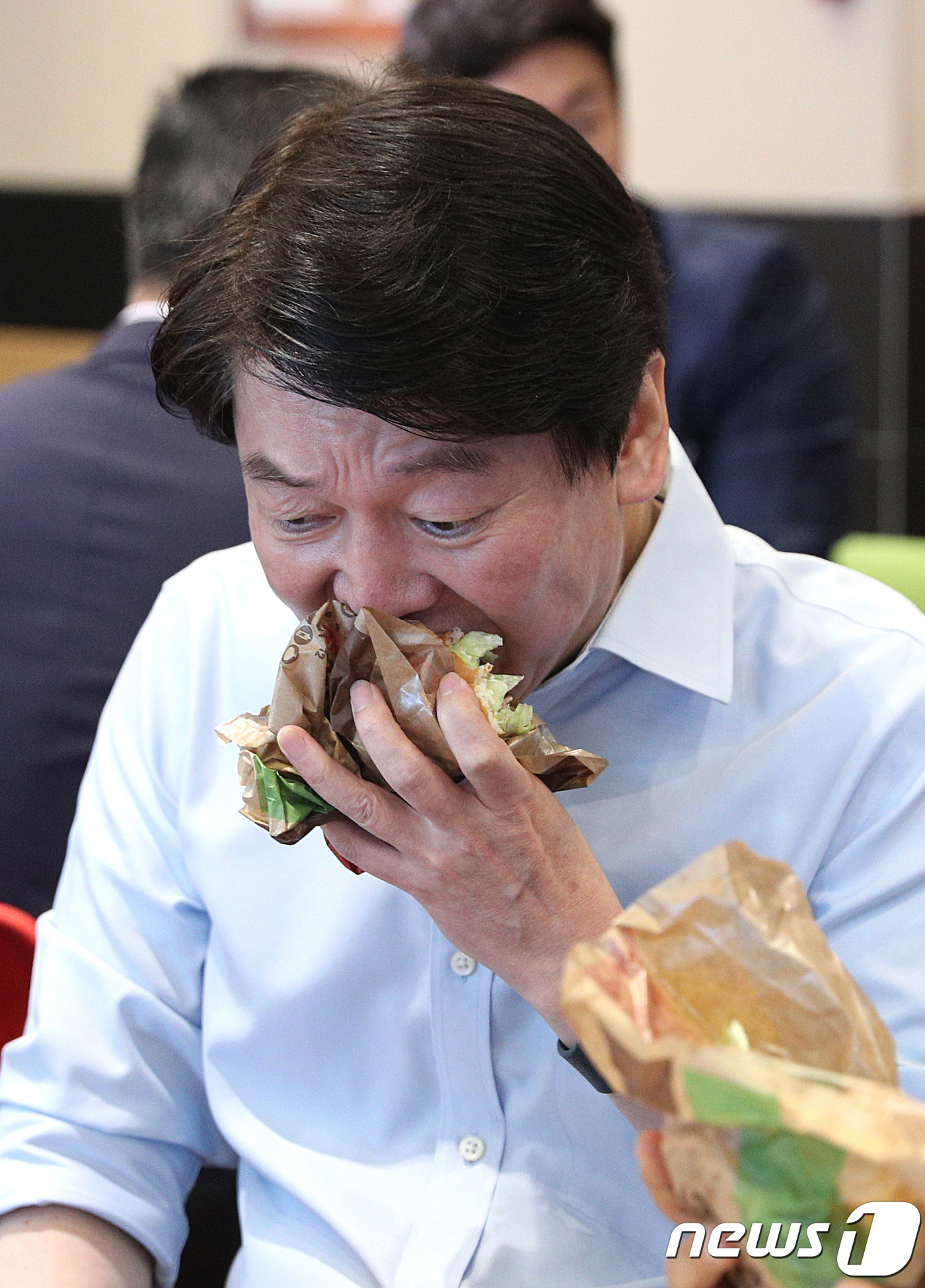 (서울=뉴스1) 신웅수 기자 = 안철수 바른미래당 서울시장 후보가 1일 오전 서울 관악구의 한 햄버거 가게를 방문해 햄버거를 먹고 있다. 2018.6.1/뉴스1