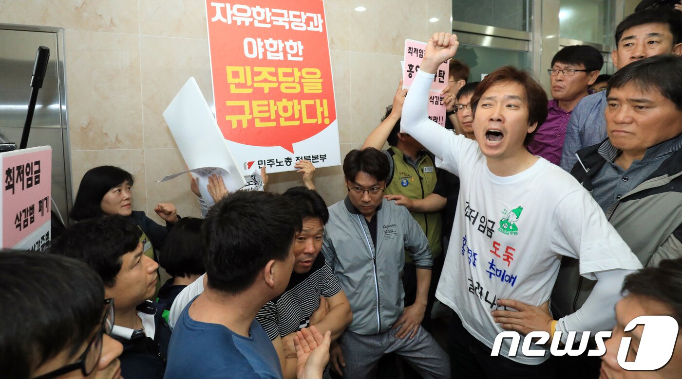 본문 이미지 - 민주노총 전북본부 조합원들이 1일 오전 전북 군산시 수송동 강임준 군산시장 후보 사무실에서 열린 더불어민주당 중앙선거대책위원회 회의가 끝난 후 출구를 막고 홍영표 원내대표와의 면담을 요구하고 있다. 이날 조합원들은 최저임금 개정 등의 항의를 위해 회의장을 찾았다.2018.6.1/뉴스1 ⓒ News1 문요한 기자