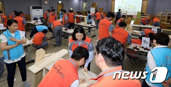 한국타이어 임직원들이 친환경 가구만들기 봉사활동을 펼치고 있다.© News1