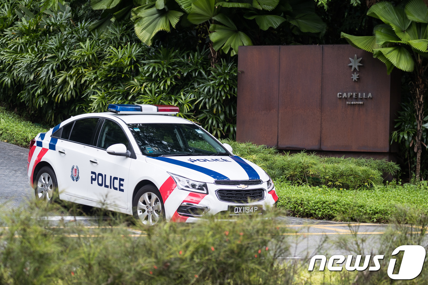 (싱가포르=뉴스1) 유승관 기자 = 30일 싱가포르 센토사섬 내 카펠라 호텔입구로 경찰차가 나오고 있다.이 호텔은 내달 12일로 예정된 북미정상회담을 앞두고 북미실무회담 미국측 대 …