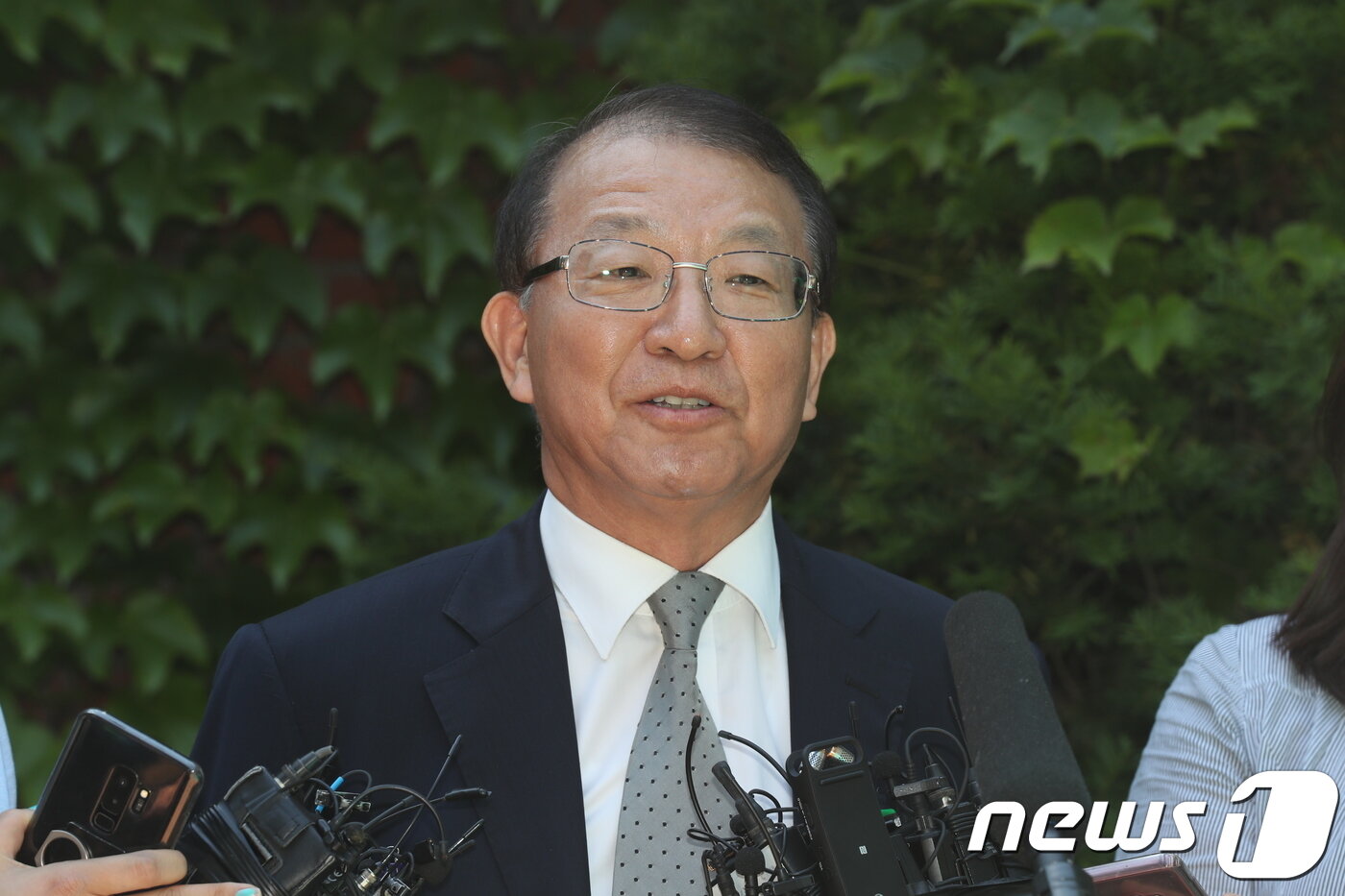 본문 이미지 - 양승태 전 대법원장이 지난해 6월 경기도 성남시 자택 인근에서 '재판거래 의혹' 관련 입장을 발표하고 있다. 2018.6.1/뉴스1 ⓒ News1 박세연 기자