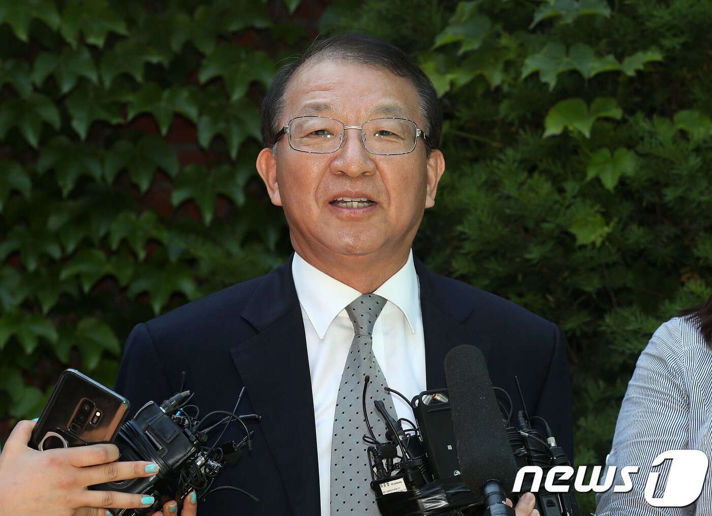 본문 이미지 - 양승태 전 대법원장이 1일 오후 경기도 성남시 자택 인근에서 '재판거래 의혹' 관련 입장을 발표 전 고개숙여 인사를 하고 있다. 2018.6.1/뉴스1 ⓒ News1 박세연 기자