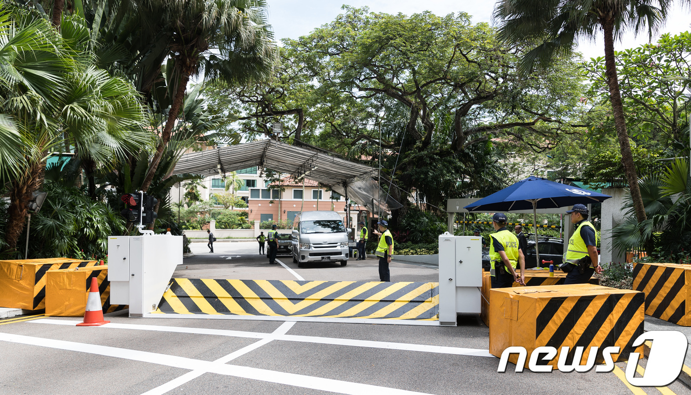 (싱가포르=뉴스1) 유승관 기자 = 아시아안보회의 개막일인 1일 싱가포르 경찰이 샹그릴라 호텔 진입로를 봉쇄, 검문·검색을 하고 있다.아시아안보회의는 영국의 국제전략문제연구소(II …