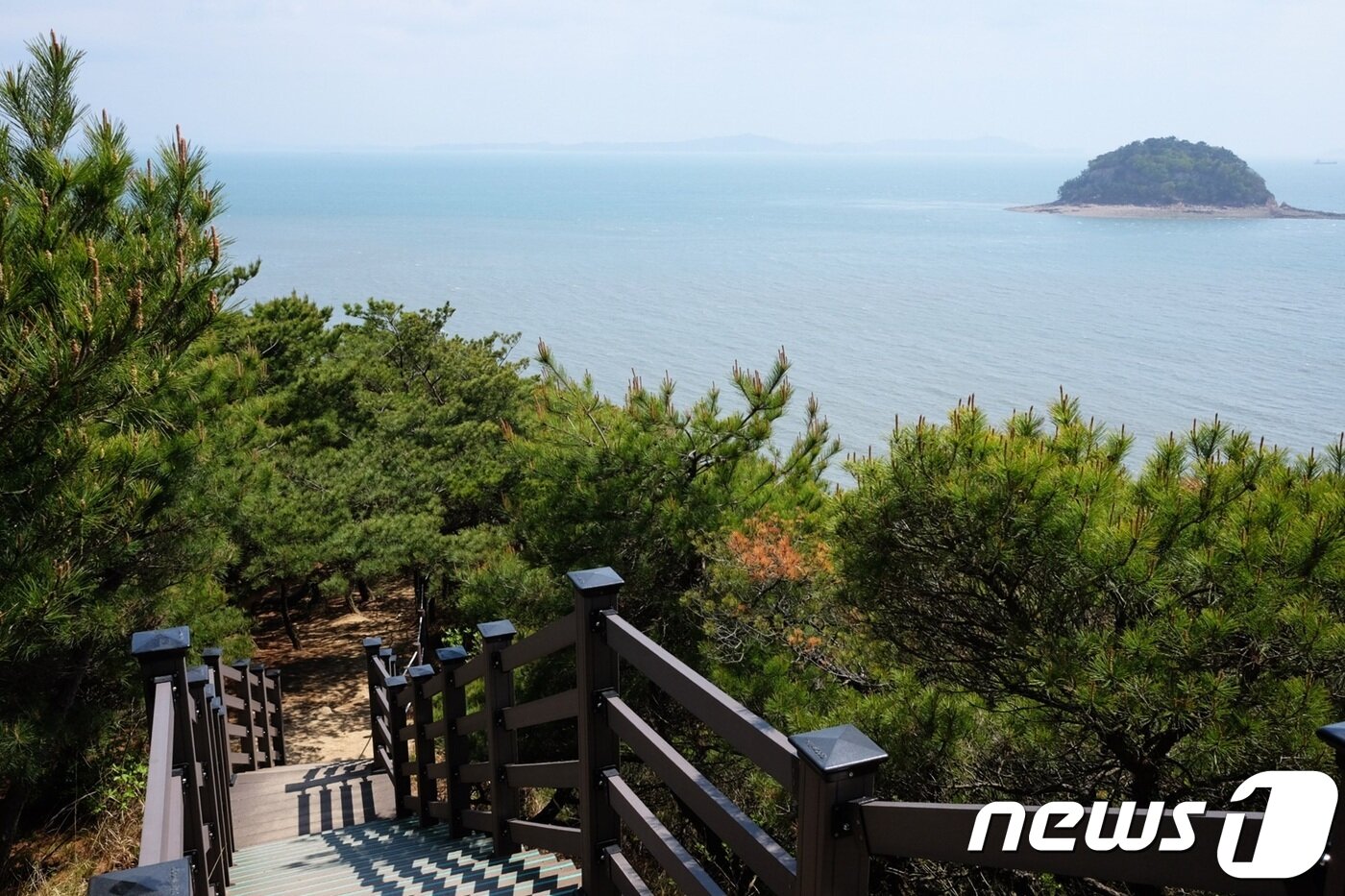 본문 이미지 - 무의바다누리길의 내려오는 길에 저 멀리 해녀섬을 볼 수 있다.ⓒ News1  