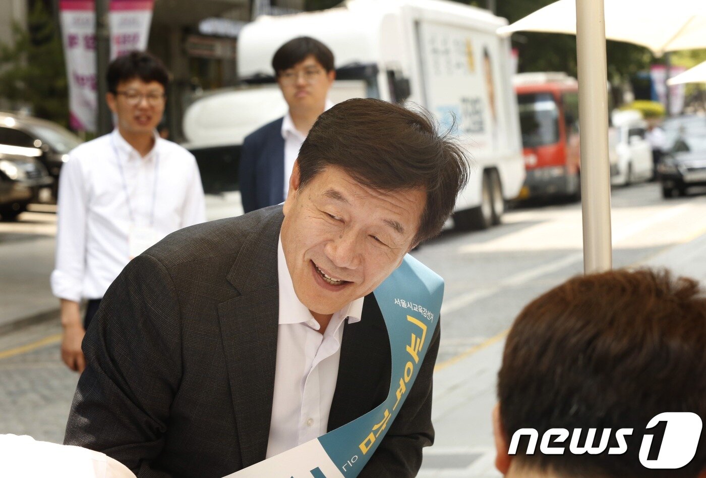 본문 이미지 - 조영달 서울시교육감 후보가 공식 유세 첫날인 31일 선거운동을 하고 있다.(조영달 후보 캠프 제공) ⓒ News1