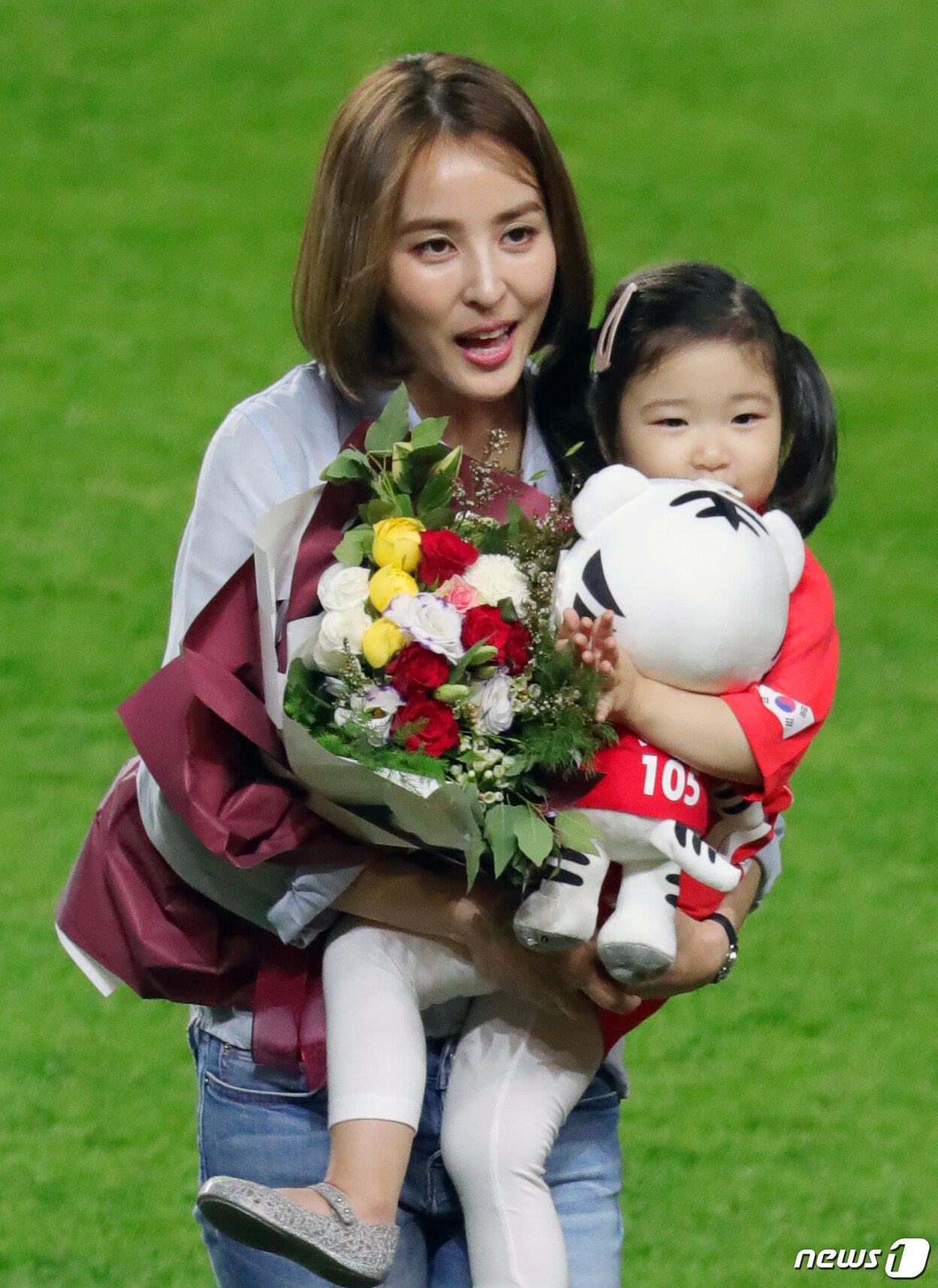 본문 이미지 - 축구대표팀 기성용의 부인 한혜진씨와 딸 기시온양이 1일 오후 전북 전주시 덕진구 전주월드컵경기장에서 열린 KEB하나은행 초청 축구국가대표팀 친선경기 대한민국-보스니아 헤르체고비나의 경기 하프타임에 열린 기성용 A매치 100경기 기념식에 참석해 인사를 하고 있다.2018.6.1/뉴스1 ⓒ News1 문요한 기자