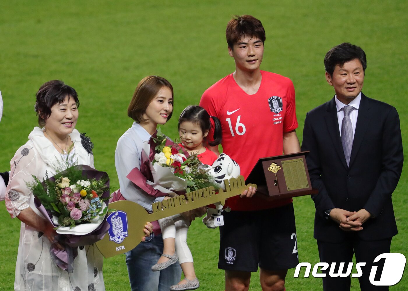 본문 이미지 - 축구대표팀 기성용이 전북 전주시 덕진구 전주월드컵경기장에서 열린 KEB하나은행 초청 축구국가대표팀 친선경기 대한민국-보스니아 헤르체고비나의 경기 하프타임에 열린 기성용 A매치 100경기 기념식에서 부인 한혜진씨와 딸 기시온양, 어머니 남영숙씨, 정몽규 대한축구협회장과 함께 기념촬영을 하고 있다.2018.6.1/뉴스1 ⓒ News1 문요한 기자
