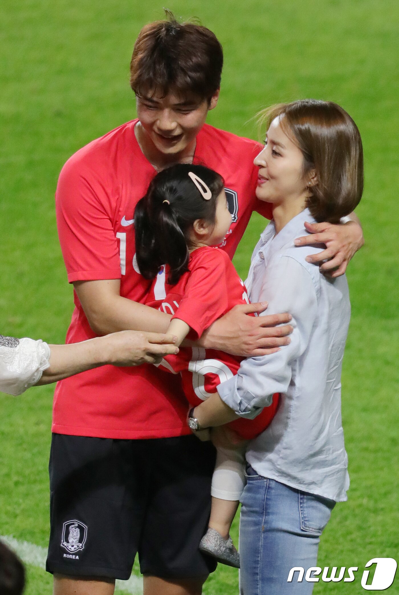 본문 이미지 - 축구대표팀 기성용이 전북 전주시 덕진구 전주월드컵경기장에서 열린 KEB하나은행 초청 축구국가대표팀 친선경기 대한민국-보스니아 헤르체고비나의 경기 하프타임에 열린 기성용 A매치 100경기 기념식에서 함께한 부인 한혜진씨와 딸 기시온양을 안아주고 있다.2018.6.1/뉴스1 ⓒ News1 문요한 기자