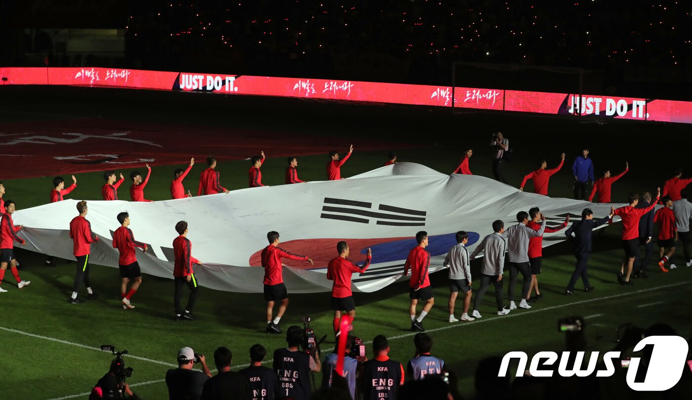 본문 이미지 - 축구대표팀 태극전사들이 1일 오후 전북 전주시 덕진구 전주월드컵경기장에서 열린 2018 러시아월드컵 출정식에서 대형 태극기를 들고 그라운드를 돌고 있다. 2018.6.1/뉴스1 ⓒ News1 문요한 기자