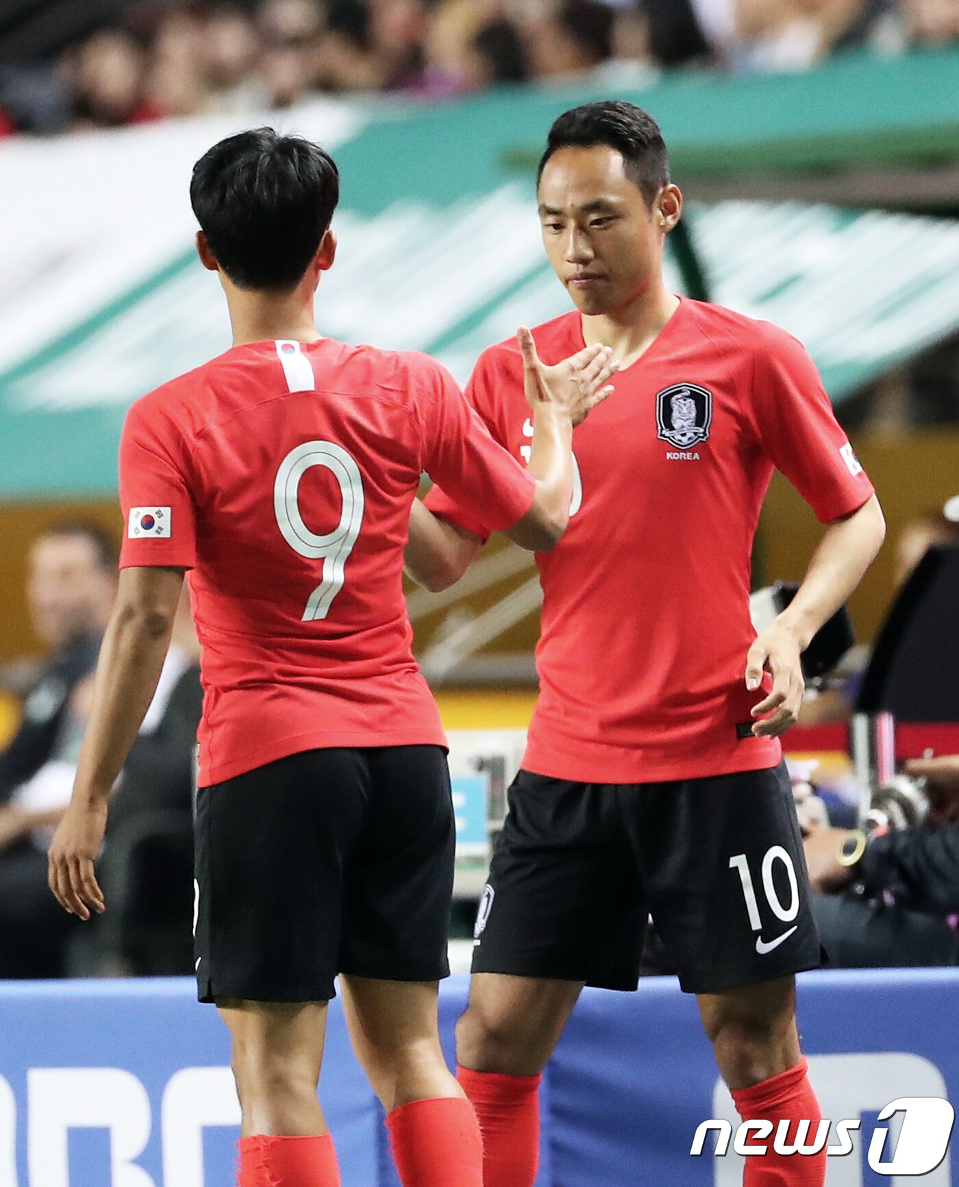 본문 이미지 - 축구대표팀 문선민-이승우가 1일 오후 전북 전주시 덕진구 전주월드컵경기장에서 열린 KEB하나은행 초청 축구국가대표팀 친선경기 대한민국-보스니아 헤르체고비나의 경기에서 나란히 교체투입을 준비하며 하이파이브를 하고 있다. 2018.6.1/뉴스1 ⓒ News1 오대일 기자