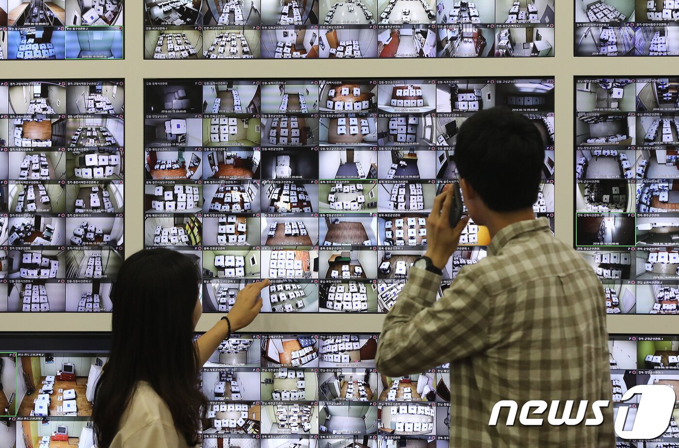 본문 이미지 - 6·13 지방선거를 3일 앞둔 10일 오전 경기도 과천시 중앙선거관리위원회 상황실에 마련된 관내사전투표함 보관장소 CCTV 통합관제센터에서 선관위 관계자들이 업무를 보고 있다. 2018.6.10/뉴스1 ⓒ News1 오장환 기자