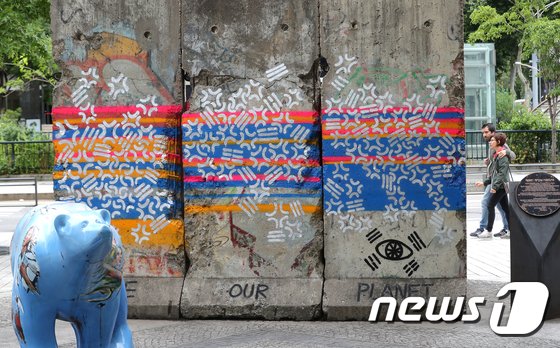 10일 서울 청계천 베를린광장에 설치된 베를린장벽이 한 그래피티 아티스트의 낙서로 훼손돼있다.  2018.6.10/뉴스1 © News1 구윤성 기자