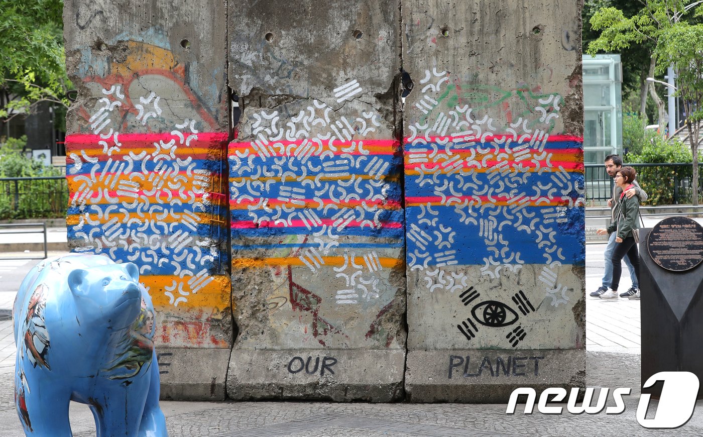 본문 이미지 - 10일 서울 청계천 베를린광장에 설치된 베를린장벽이 한 그래피티 아티스트의 낙서로 훼손돼있다.  2018.6.10/뉴스1 ⓒ News1 구윤성 기자