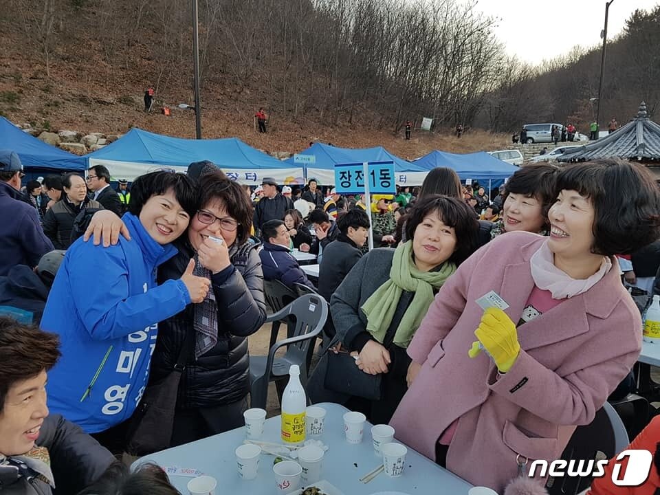 본문 이미지 - 선거 운동을 하고 있는 정미영 후보 (정 후보 제공) 2018.6.10/뉴스1 ⓒ News1