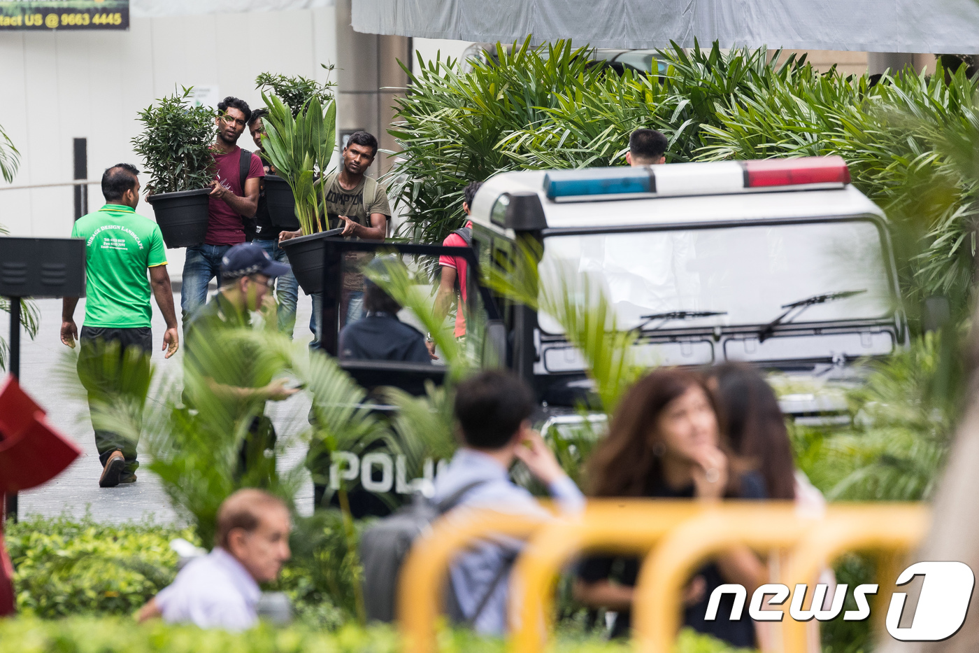 (싱가포르=뉴스1) 유승관 기자 = 북미정상회담을 이틀 앞둔 10일 북한 김정은 국무위원장의 유력한 숙소인 싱가포르 세인트레지스 호텔 앞에 관계자들이 화분벽을 쌓고 있다.10일 항 …