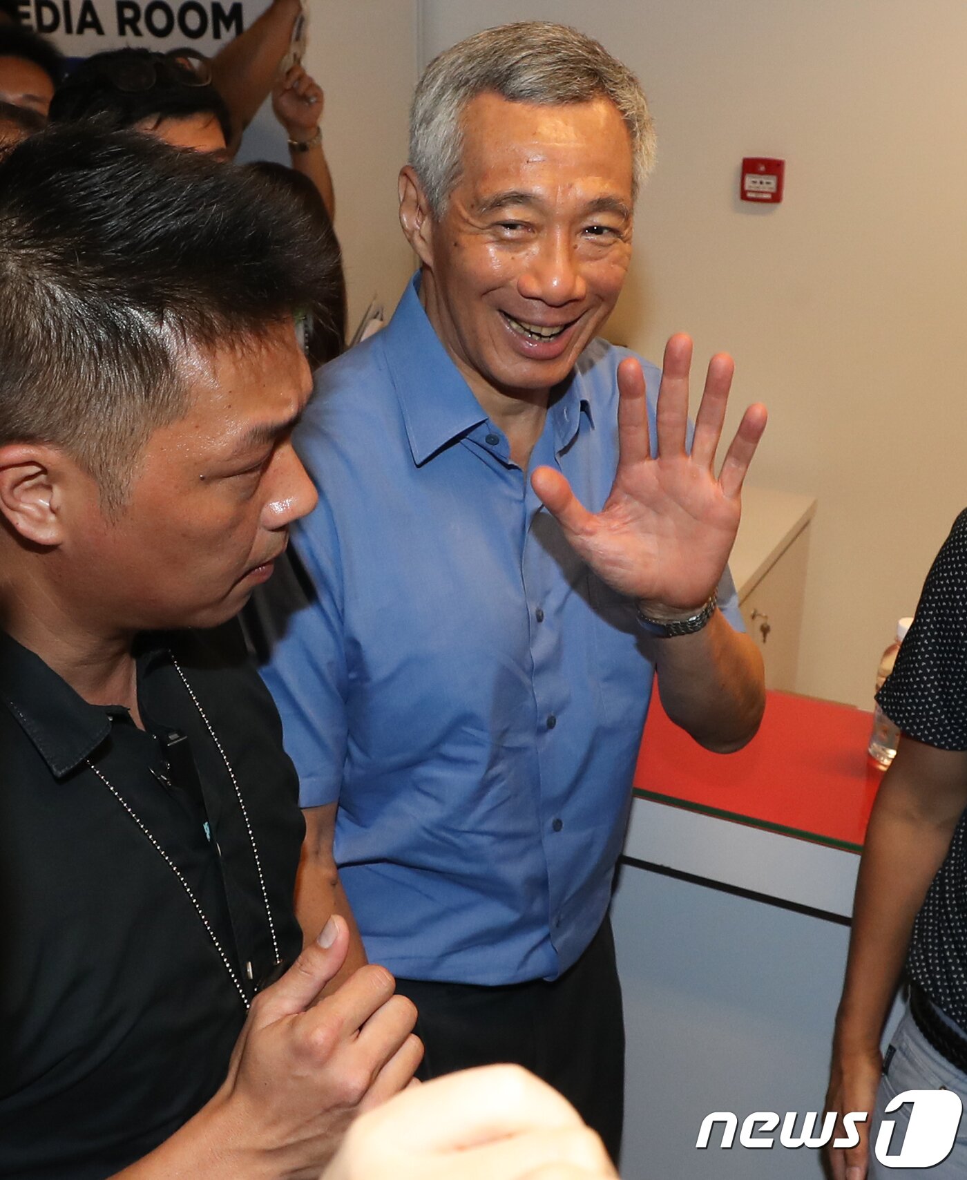 본문 이미지 - 리셴룽 싱가포르 총리가 북미정상회담을 이틀 앞둔 10일 프레스센터가 마련된 싱가포르 F1(포뮬러원) 경기장를 찾아 미디어룸을 둘러보고 있다. 2018.6.10/뉴스1 ⓒ News1 허경 기자