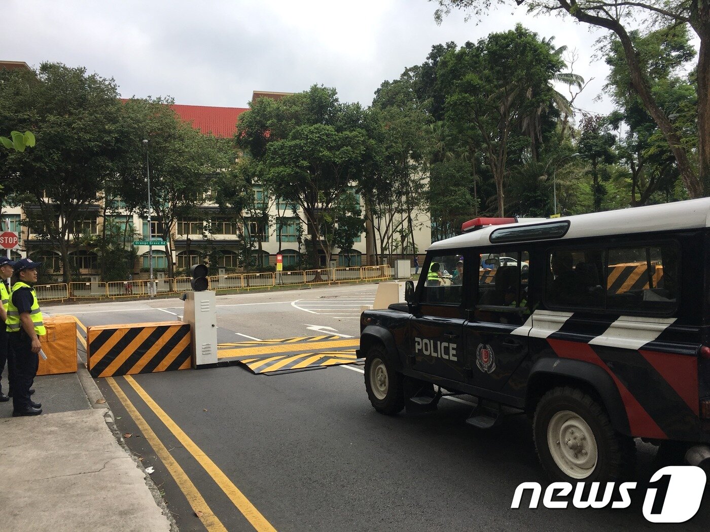 본문 이미지 - 샹그릴라 호텔 주변에는 도로를 일시에 봉쇄할 수 있는 장치가 곳곳에 배치됐다. 트럼프 대통령이 이동시 사용될 것이라고 현지 경찰은 전했다. ⓒ News1