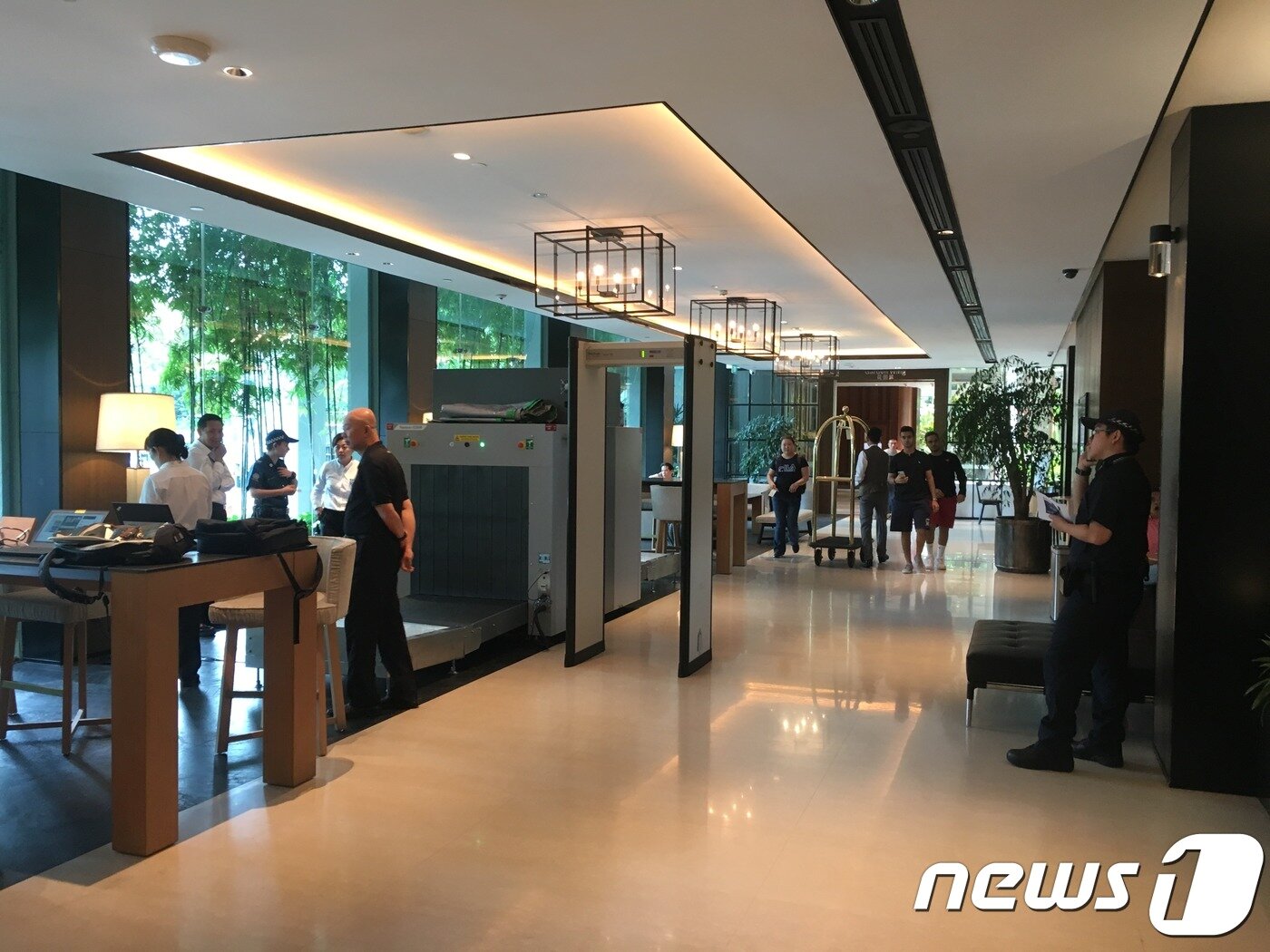 본문 이미지 - 샹그릴라 호텔은 모든 투숙객이 아닌 위험인물로 간주되는 사람을 대상만 보안 검색대를 통과하게 하고 있다. ⓒ News1