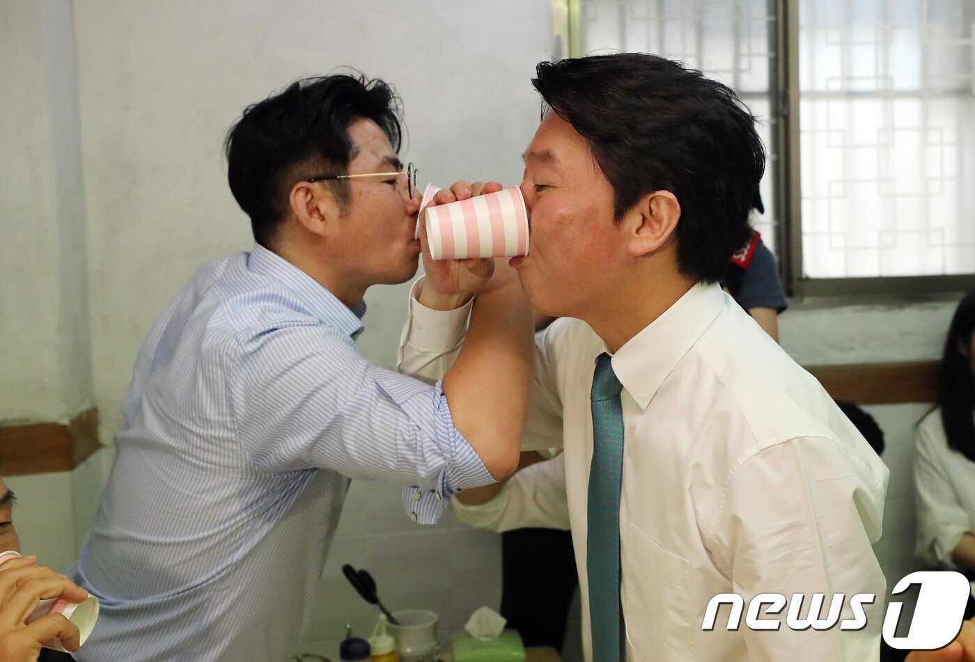 본문 이미지 - 안철수 바른미래당 서울시장 후보와 박종진 송파구 을 국회의원 후보가 10일 서울 송파구 잠실새내역 인근 냉면집에서 도라지차를 마시고 있다. 2018.6.10/뉴스1 ⓒ News1 안은나 기자