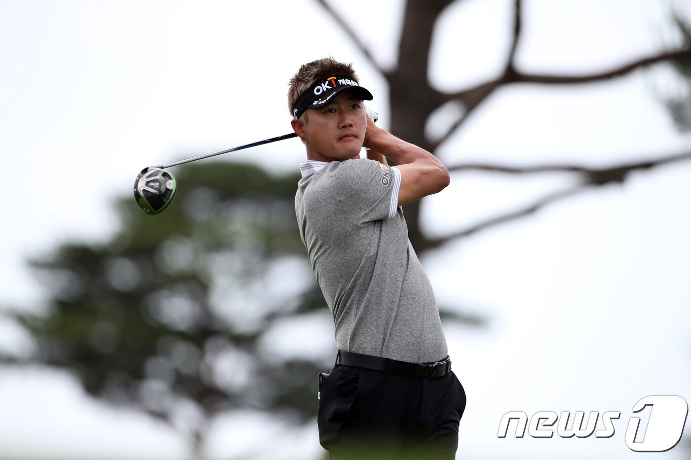 본문 이미지 - 지난 10일 경남 남해 사우스케이프 오너스 클럽에서 열린 '제8회 데상트코리아 먼싱웨어 매치플레이' 결선리그전에서 이태희가 10번홀 드라이버 티샷을 날리고 있다. (KPGA 제공) 2018.6.10/뉴스1