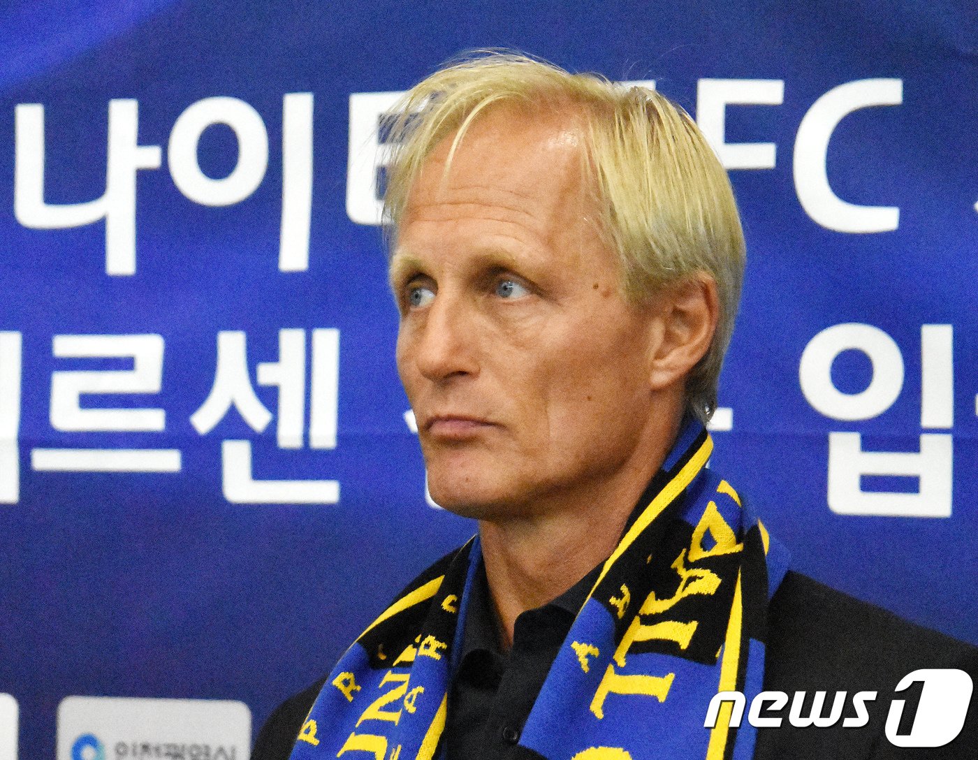 본문 이미지 - 북한 축구대표팀을 이끌었던 욘 안데르센 신임 인천 유나이티드 감독이 10일 인천국제공항을 통해 입국해 인터뷰를 갖고 있다. &#40;인천 유나이티드 제공&#41;2018.6.10/뉴스1