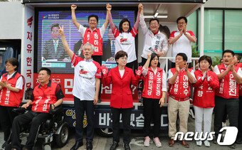 본문 이미지 - 나경원 자유한국당의원이 10일 오후 대전 중구 성심당 맞은편에서 박성효 대전시장후보와 정하길 중구청장후보와 손을 맞잡고 지지를 호소하며 인사를 하고 있다. 2018.6.10/뉴스1 ⓒ News1 주기철 기자