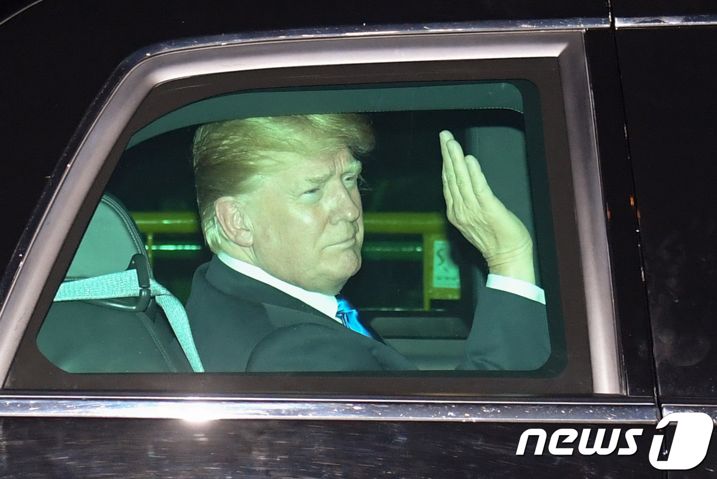 (싱가포르=뉴스1) 허경 기자 = 도널드 트럼프 미국 대통령이 북미정상회담을 이틀 앞둔 10일 싱가포르 샹그릴라 호텔로 들어서고 있다. 2018.6.10/뉴스1