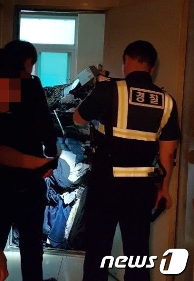 본문 이미지 - 쓰레기더미로 가득한 집 내부(사진 박상후 동물복지팀 동물구조대장 제공).ⓒ News1 