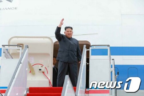 본문 이미지 - &#40;평양 노동신문=뉴스1&#41; =김정은 북한 노동당 총비서가 북미정상회담을 위해 싱가포르로 떠나는 모습. 당시 시진핑 중국 국가주석은 김 총비서의 노후화된 전용기를 대신해 자신의 비행기를 제공해줬다. 2018.6.11/뉴스1
