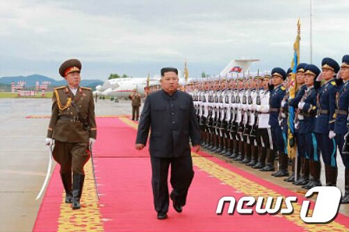 본문 이미지 - &#40;평양 노동신문=뉴스1&#41; =김정은 북한 노동당 총비서가 지난 2018년 북미정상회담을 위해 싱가포르로 떠나는 모습. 북한 의장대가 김 총비서의 환송을 위해 비행기 앞에 일렬로 서있다. 2018.6.11/뉴스1