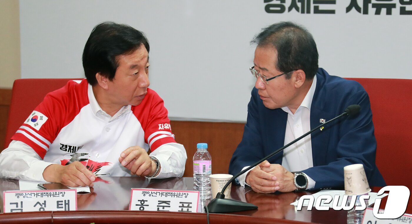 본문 이미지 - 홍준표 자유한국당 중앙선대위원장과 김성태 중앙선대위원장이 11일 오전 서울 여의도 한국당 당사에서 열린 중앙선대위 선거 후반 판세 분석회의에서 대화를 나누고 있다. 2018.6.11/뉴스1 ⓒ News1 이동원 기자