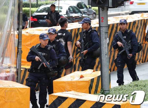 지난 11일 북한 김정은 국무위원장이 머문 싱가포르 세인트레지스 호텔 앞에서 무장경찰이 이동하고 있다. 2018.6.11/뉴스1 © News1 허경 기자