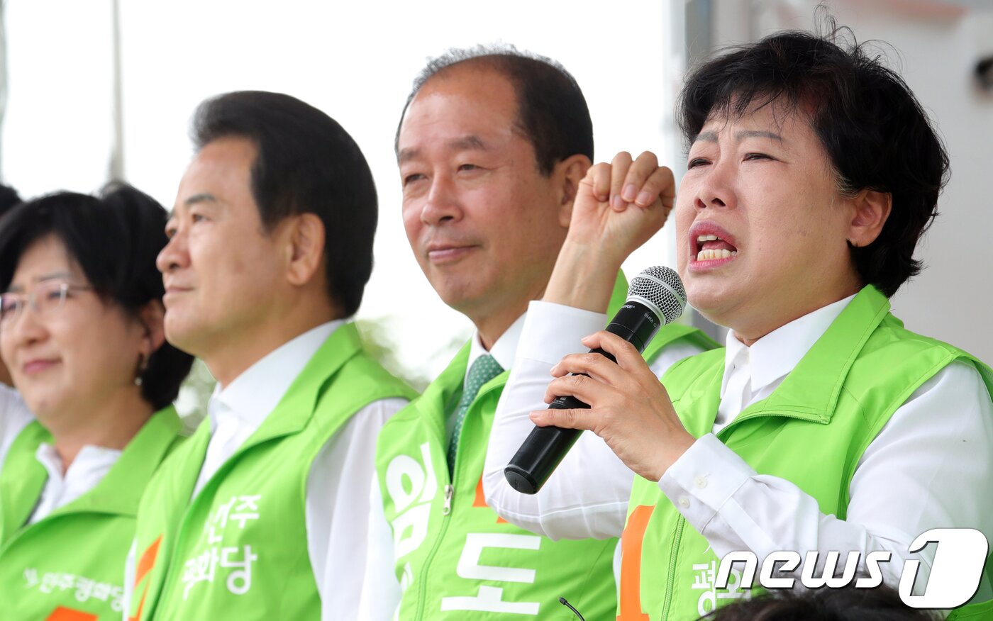 본문 이미지 - 조배숙 민주평화당 대표가 11일 전북 전주시 평화동 사거리에서 열린 전주유세에서 시민들에게 당 후보의 지지를 호소하고 있다.2018.6.11/뉴스1 ⓒ News1 문요한 기자
