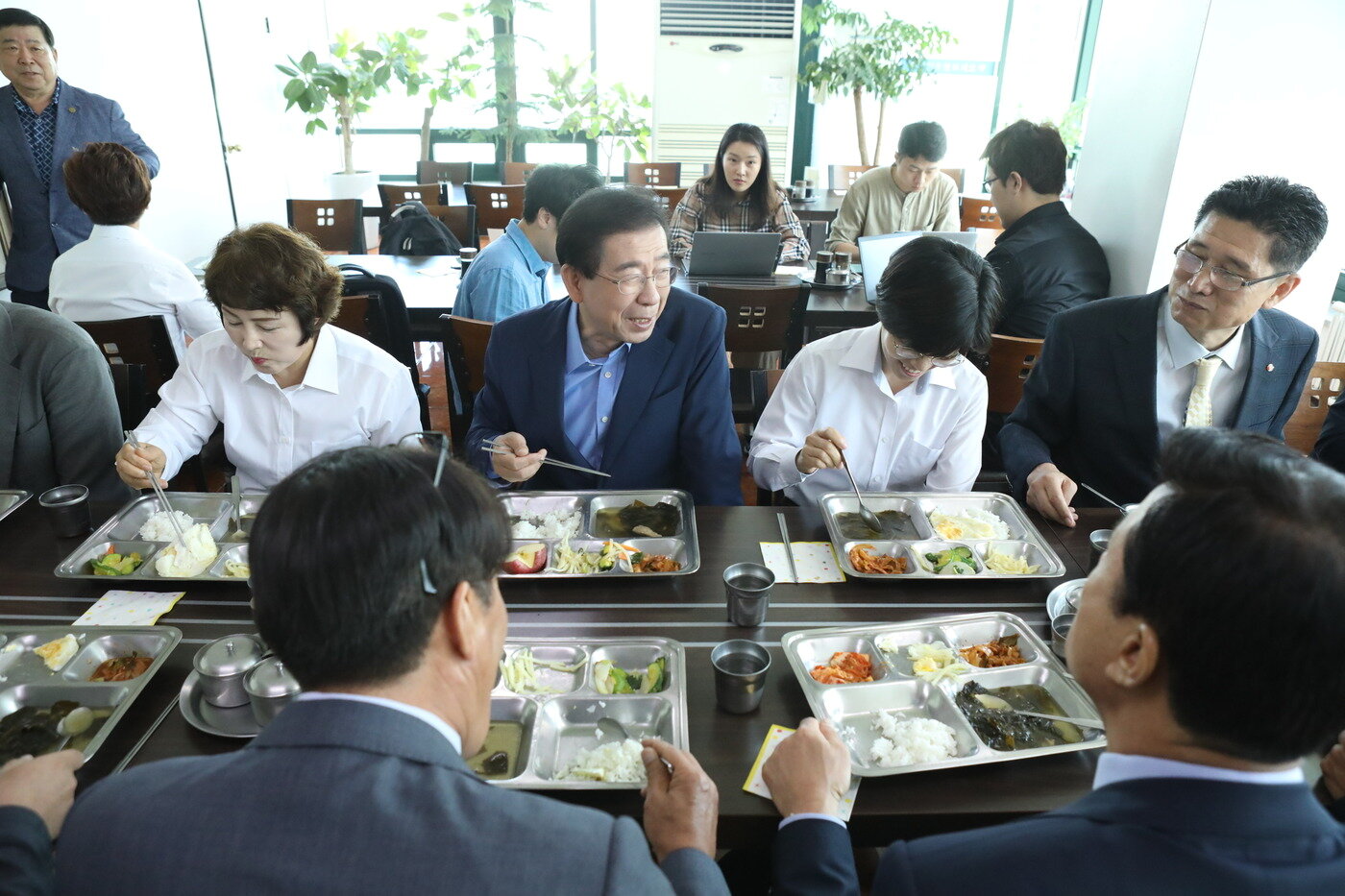 본문 이미지 - 박원순 서울시장 후보는 11일 오전 강동구 시내버스 운송업체에 방문해 관계자들과 아침 식사를 하고 있다(박원순캠프 제공). ⓒ News1