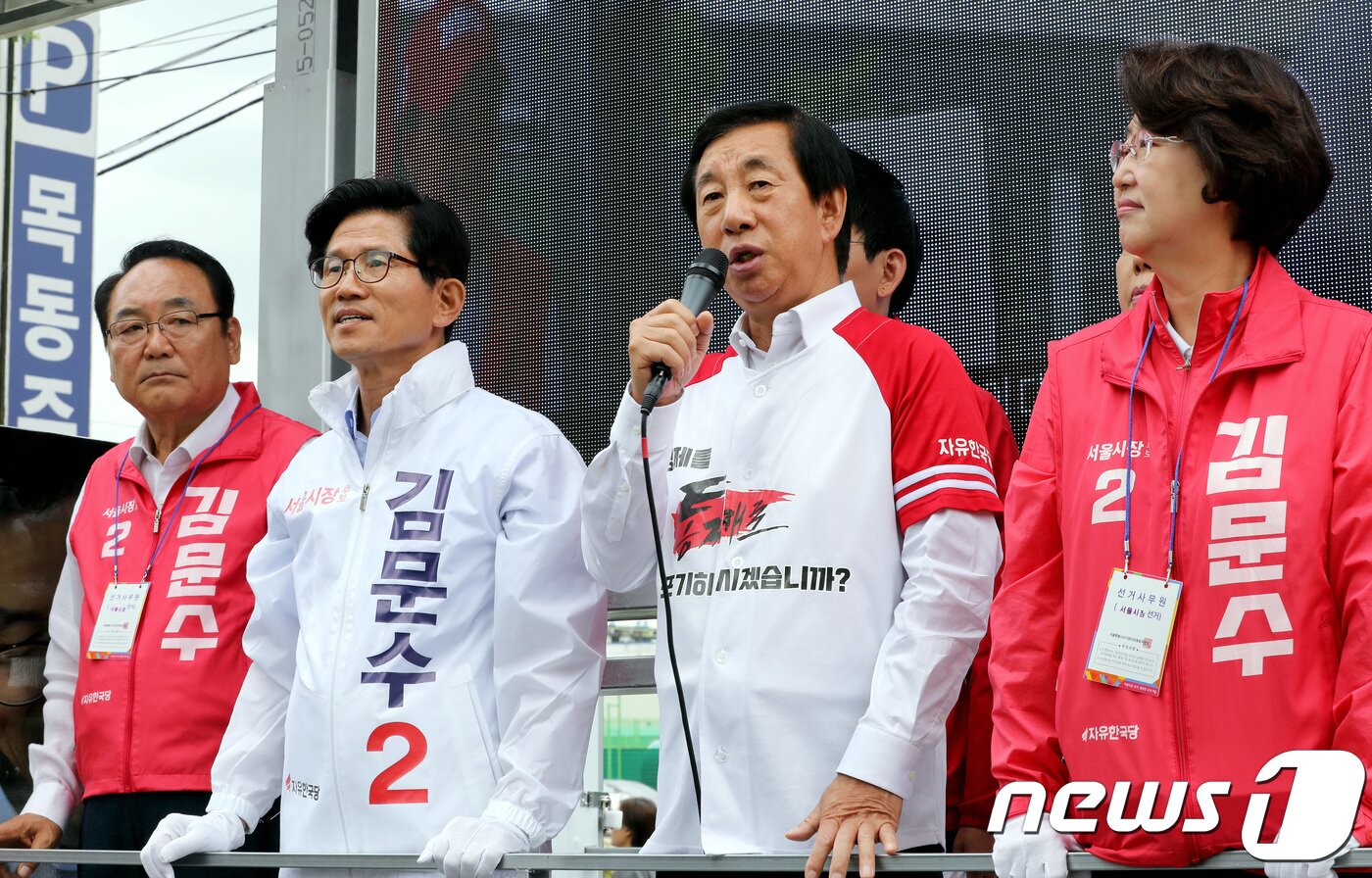 본문 이미지 - 김성태 자유한국당 원내대표(중앙선대위 공동위원장)가 11일 오전 서울 양천구 목동 현대백화점 옆에서 가진 이동유세에서 유권자들에게 지지를 호소하고 있다. 2018.6.11/뉴스1 ⓒ News1 박정호 기자