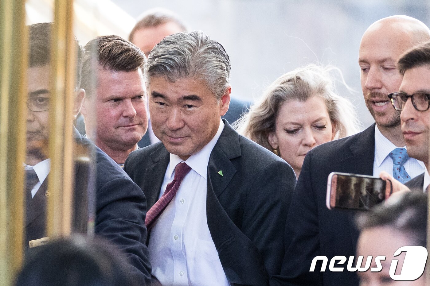 본문 이미지 - 성김 주 필리핀 미국대사가 북미정상회담을 하루 앞둔 11일 최선희 북한 외무성 부상과 실무협의를 마친 후 싱가포르 리츠칼튼 밀레니아호텔을 나서고 있다. 2018.6.11/뉴스1 ⓒ News1 유승관 기자