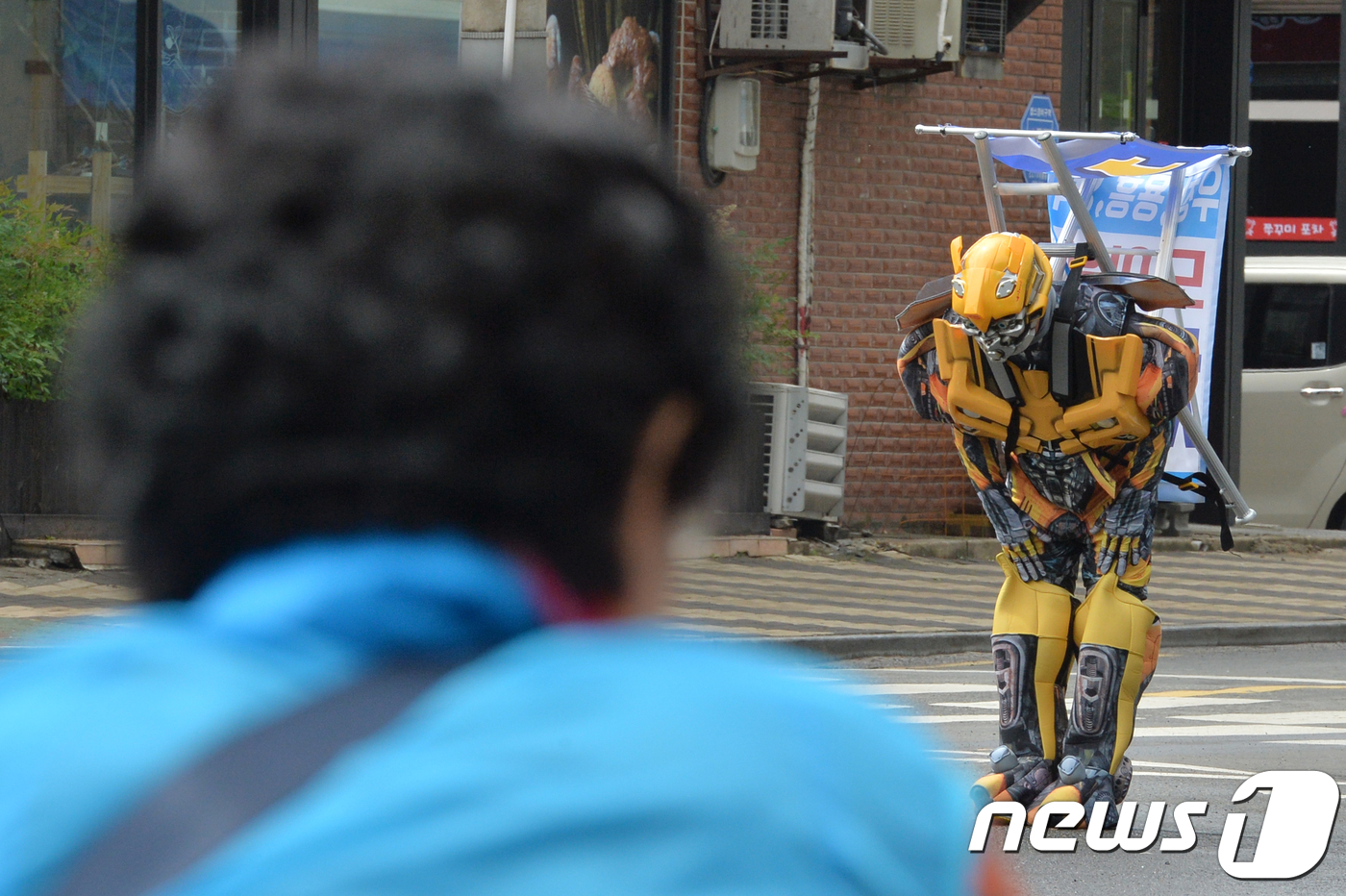 (포항=뉴스1) 최창호 기자 = 채영우 더불어민주당 포항시(제 2선거구) 경북도 광역의원 후보가 11일 오후 양학동 교차로에서 영화 트렌스포머에 나오는 범블리 복장 차림으로 지지를 …