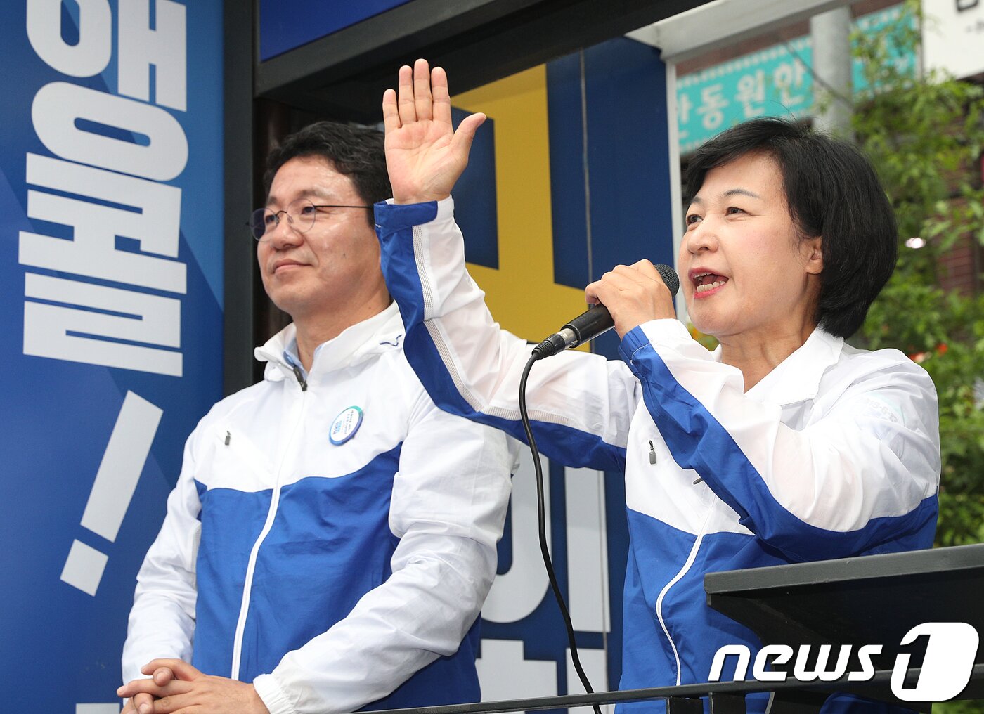 본문 이미지 - 추미애 더불어민주당 대표가 11일 오후 서울 동작구 명수대상가 앞에서 열린 지원유세에서 시민들의 지지를 호소하고 있다. 2018.6.10/뉴스1 ⓒ News1 신웅수 기자