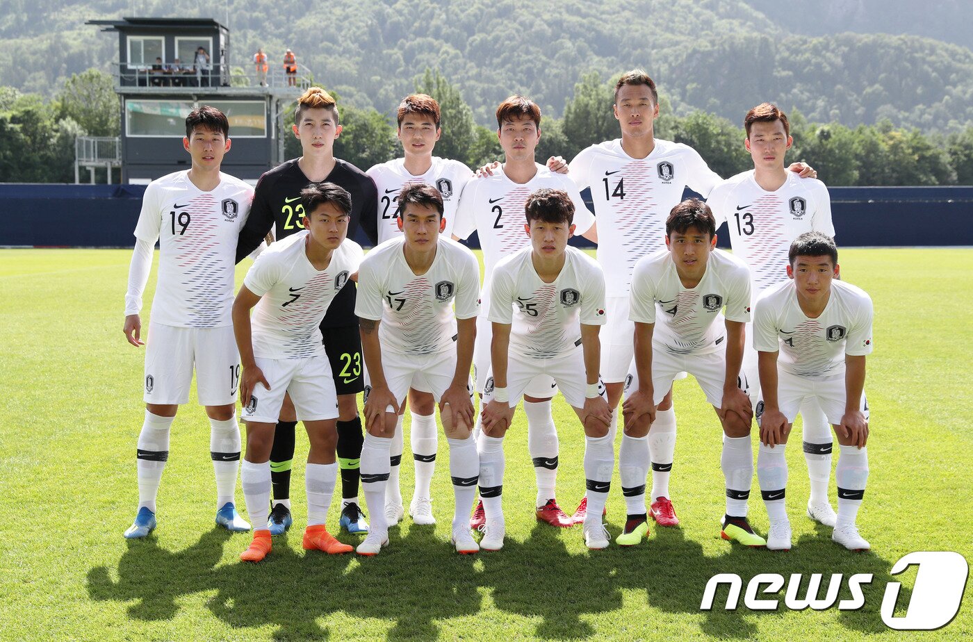 본문 이미지 - 2018 러시아월드컵 축구대표팀 선수들이 11일 오후 (한국시간) 오스트리아 그로딕 다스 골드버그 스타디움에서 열린 세네갈과의 비공개 평가전에 앞서 기념촬영을 하고 있다. 신태용호는 이날 세네갈과의 마지막 모의고사에서 0-2로 패했다. (대한축구협회 제공) 2018.6.12/뉴스1