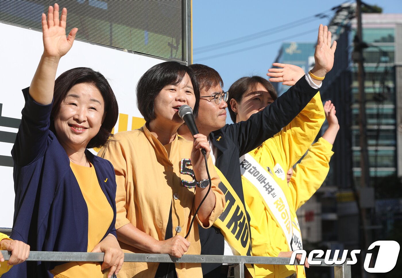 본문 이미지 - 이정미 정의당 대표와 심상정 의원, 김종민 서울시장 후보가 12일 오전 서울 구로구 구로동 싸이언스밸리 앞에서 시민들에게 지지를 호소하고 있다. 2018.6.12/뉴스1 ⓒ News1 신웅수 기자