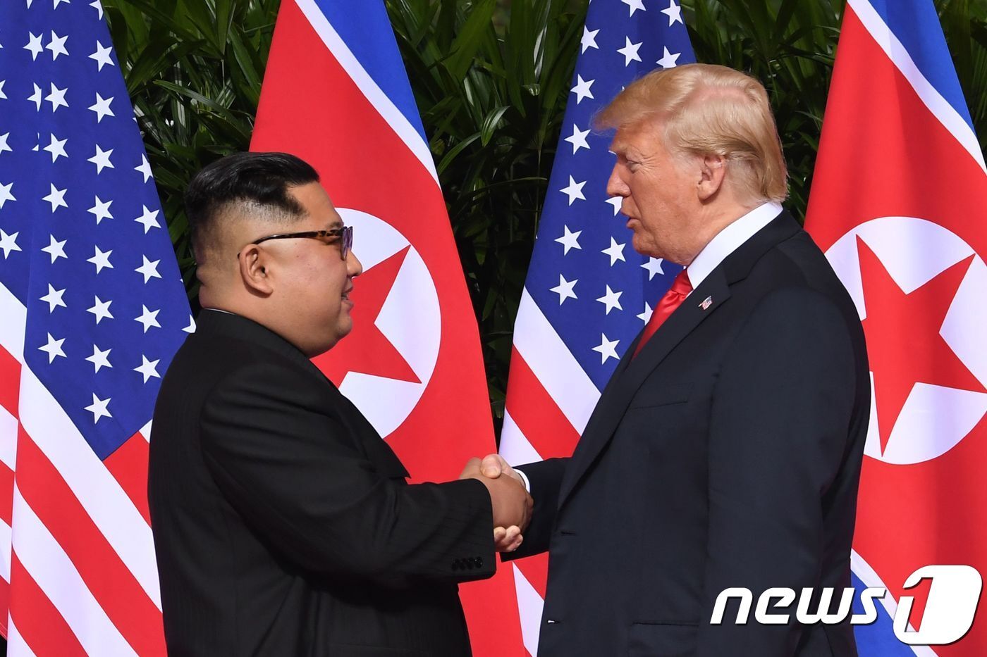 본문 이미지 - 도널드 트럼프 전 미국 대통령과 김정은 북한 노동당 총비서가 지난 2018년 6월12일 싱가포르 센토사 섬의 카펠라 호텔에서 역사적인 첫 북미 정상회담에 앞서 악수를 하고 있다. ⓒ AFP=뉴스1 ⓒ News1 우동명 기자