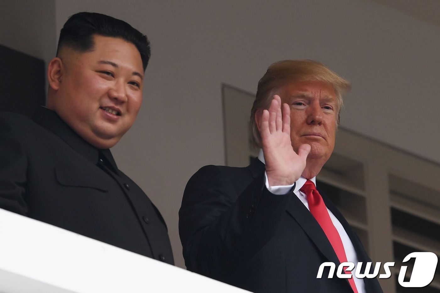 (싱가포르 AFP=뉴스1) 우동명 기자 = 도널드 트럼프 미국 대통령이 12일(현지시간) 싱가포르 센토사 섬 카펠라 호텔에서 열린 김정은 북한 국무위원장과의 역사적인 북미정상회담 …