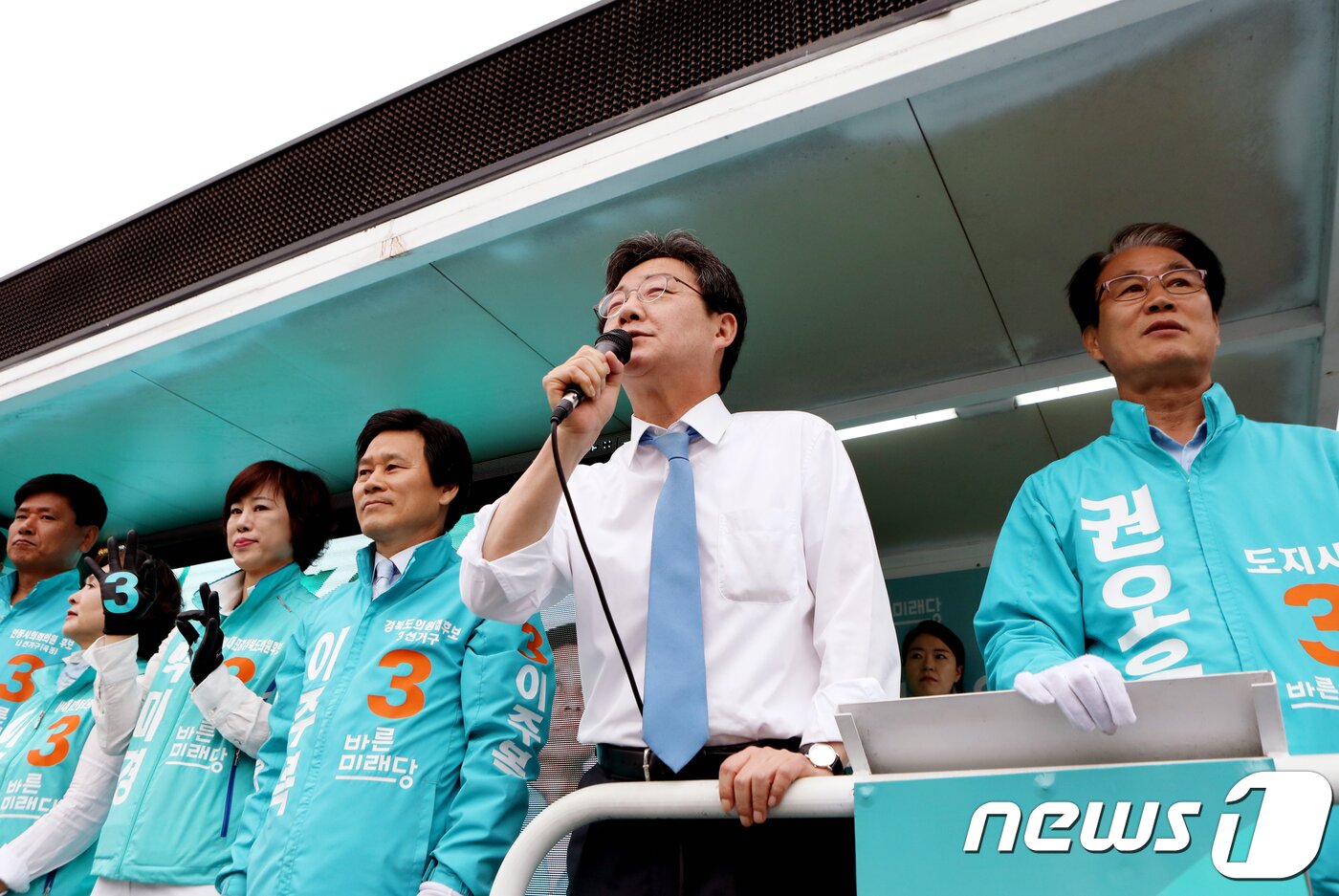 본문 이미지 - 유승민 바른미래당 공동대표가 12일 경북 안동시 옥야동 중앙 신시장을 찾아 권오을 경북도지사 후보와 안동지역 출마 후보자들의 지원유세에 나서고 있다. 2018.6.12/뉴스1 ⓒ News1 피재윤 기자