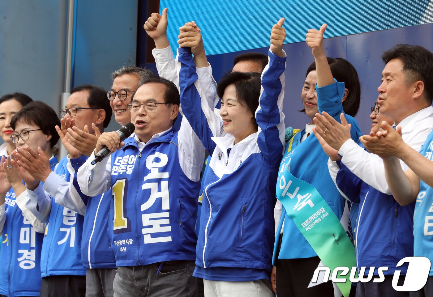 본문 이미지 - 추미애 더불어민주당 상임선대위원장이 12일 오전 부산 서면교차로에서 오거돈 부산시장 후보 지원유세를 하고 있다. 2018.6.12/뉴스1 ⓒ News1 여주연 기자