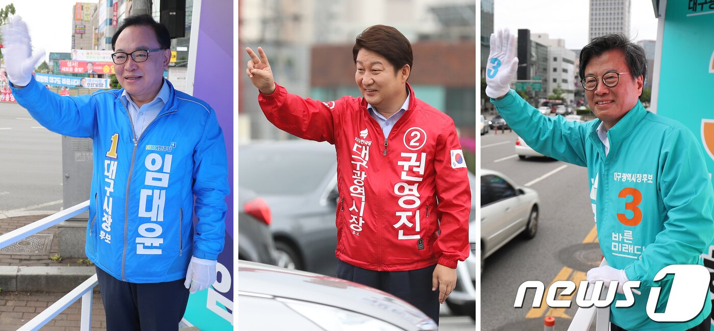 본문 이미지 - 6·13 지방선거를 하루 앞둔 12일 오전 대구시장 후보자들이 주요 지점에서 아침인사로 선거운동 마지막날 일정을 시작하고 있다. 왼쪽부터 성서공단네거리를 찾은 임대윤 더불어민주당 대구시장 후보, 수성교를 찾은 권영진 자유한국당 대구시장 후보, 반월당네거리를 찾은 김형기 바른미래당 대구시장 후보. 2018.6.12/뉴스1 ⓒ News1 공정식 기자